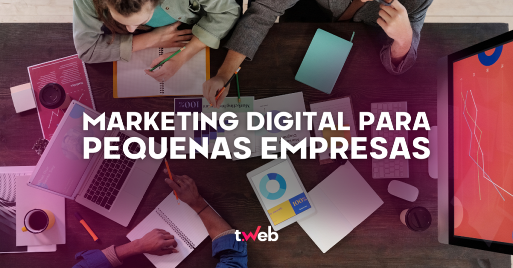 Equipe de trabalho colaborando em uma mesa com laptops, cadernos e gráficos, com o texto 'Marketing Digital para Pequenas Empresas' em destaque.