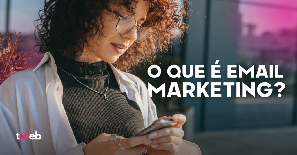 Mulher segurando um smartphone e lendo mensagens com o texto 'O que é email marketing?' em destaque na imagem.