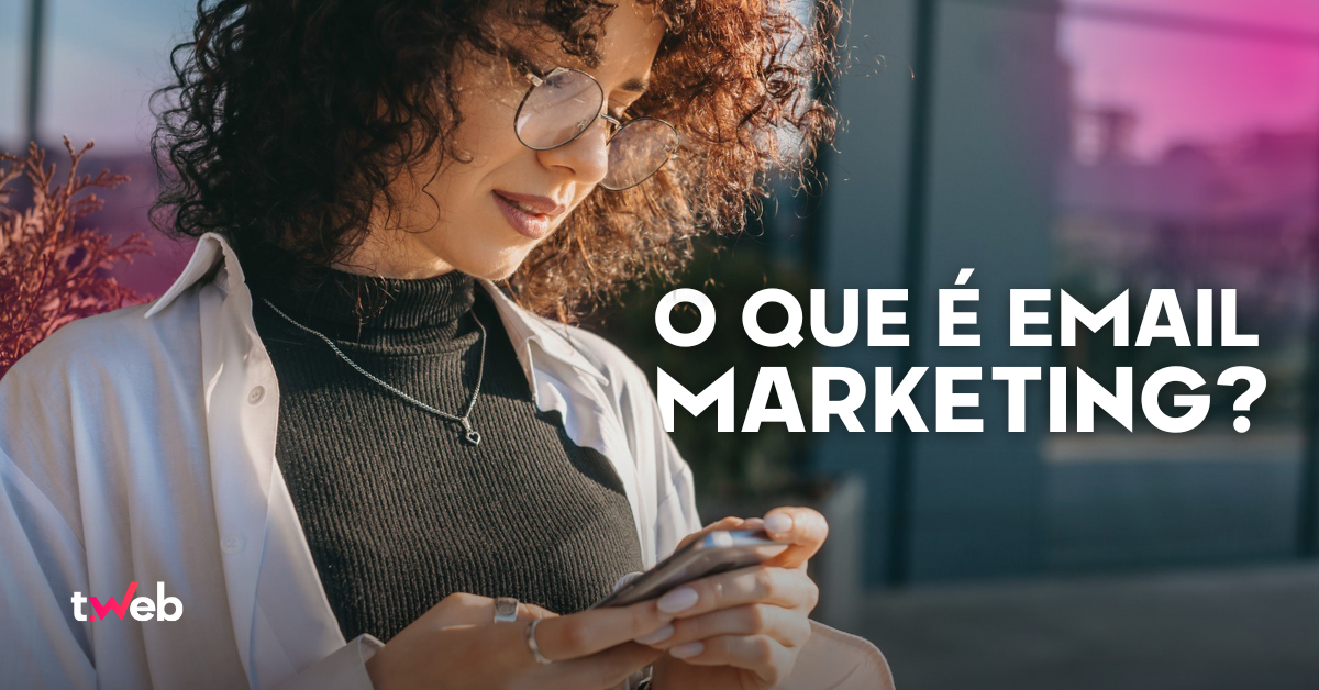 Mulher segurando um smartphone e lendo mensagens com o texto 'O que é email marketing?' em destaque na imagem.