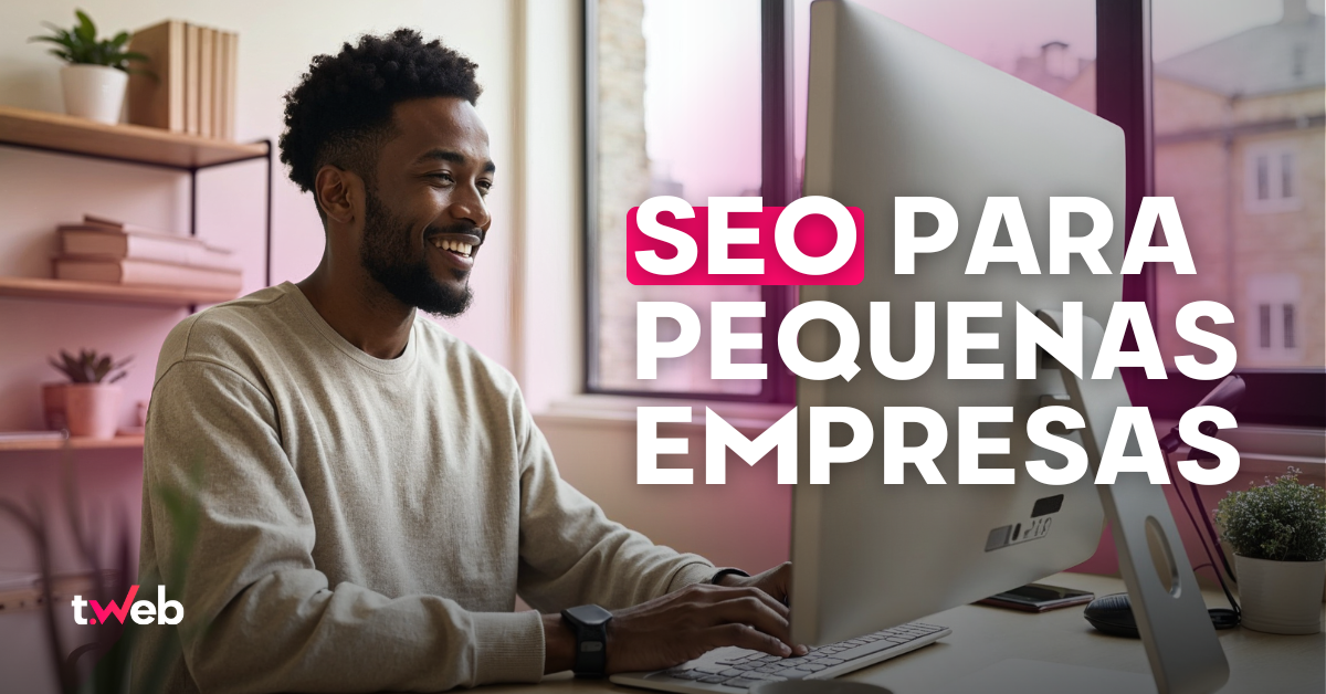 Homem sorrindo enquanto trabalha em um computador, com o texto 'SEO para pequenas empresas' em destaque na imagem.